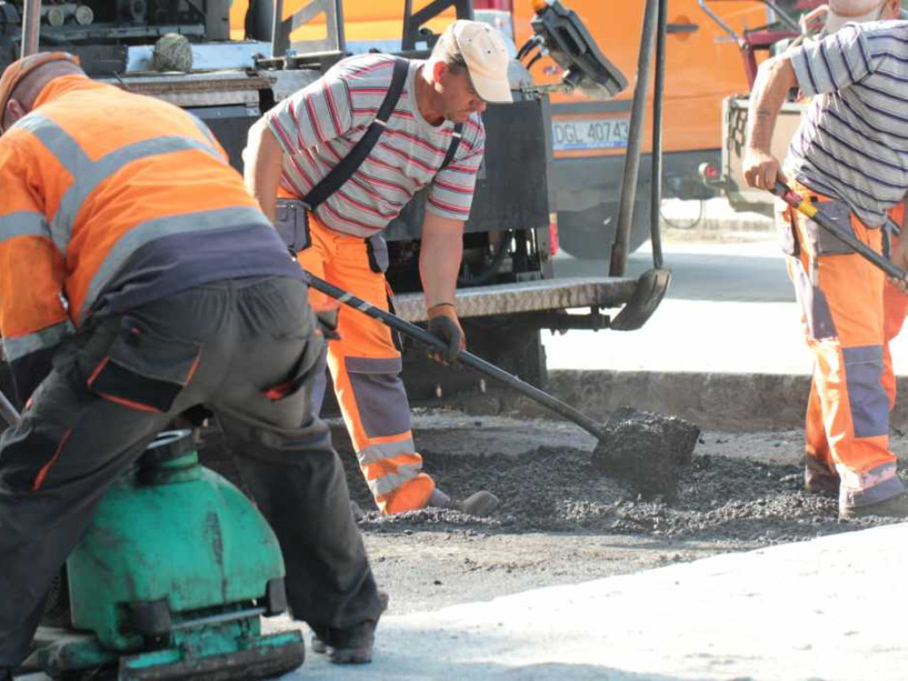 Leją asfalt na alei Wolności. Budowlańcy zdążą oddać inwestycję na czas?