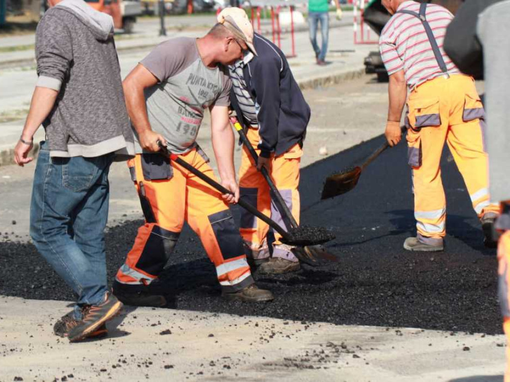 Leją asfalt na alei Wolności. Budowlańcy zdążą oddać inwestycję na czas?
