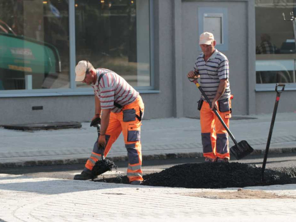 Leją asfalt na alei Wolności. Budowlańcy zdążą oddać inwestycję na czas?