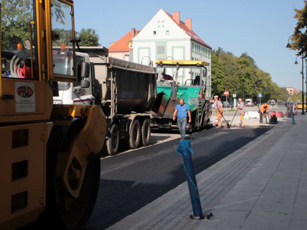 Leją asfalt na alei Wolności. Budowlańcy zdążą oddać inwestycję na czas?
