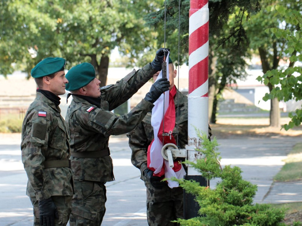 Defilada z okazji Święta Wojska Polskiego. Były awanse, odznaczenia i nagrody