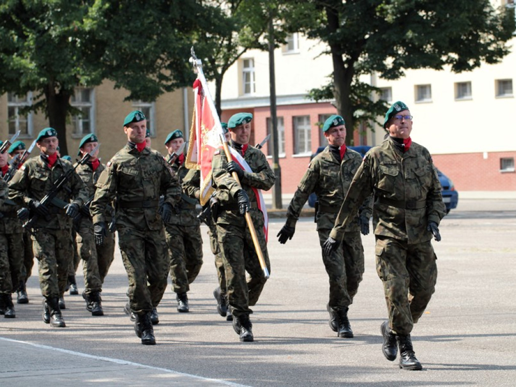 Defilada z okazji Święta Wojska Polskiego. Były awanse, odznaczenia i nagrody
