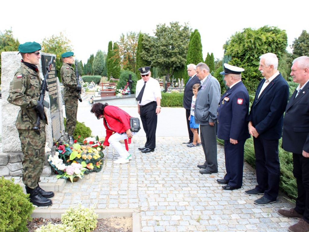 Święto Wojska Polskiego przy głogowskich pomnikach. Złożyli wieńce i kwiaty