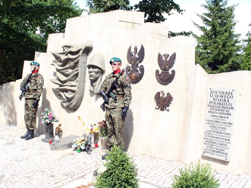Święto Wojska Polskiego przy głogowskich pomnikach. Złożyli wieńce i kwiaty