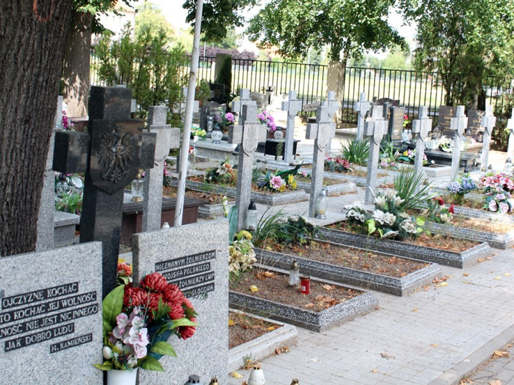 Święto Wojska Polskiego przy głogowskich pomnikach. Złożyli wieńce i kwiaty