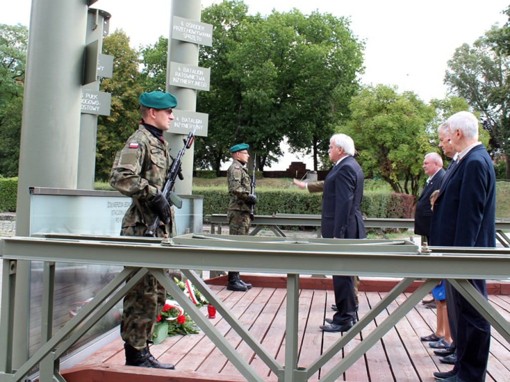 Święto Wojska Polskiego przy głogowskich pomnikach. Złożyli wieńce i kwiaty