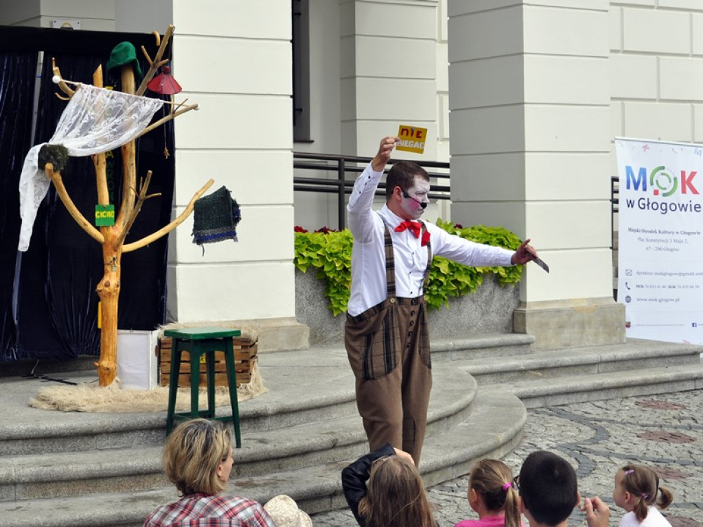 Kolejne przedstawienie pod ratuszem. O miłości zielonej wrony i robaczka