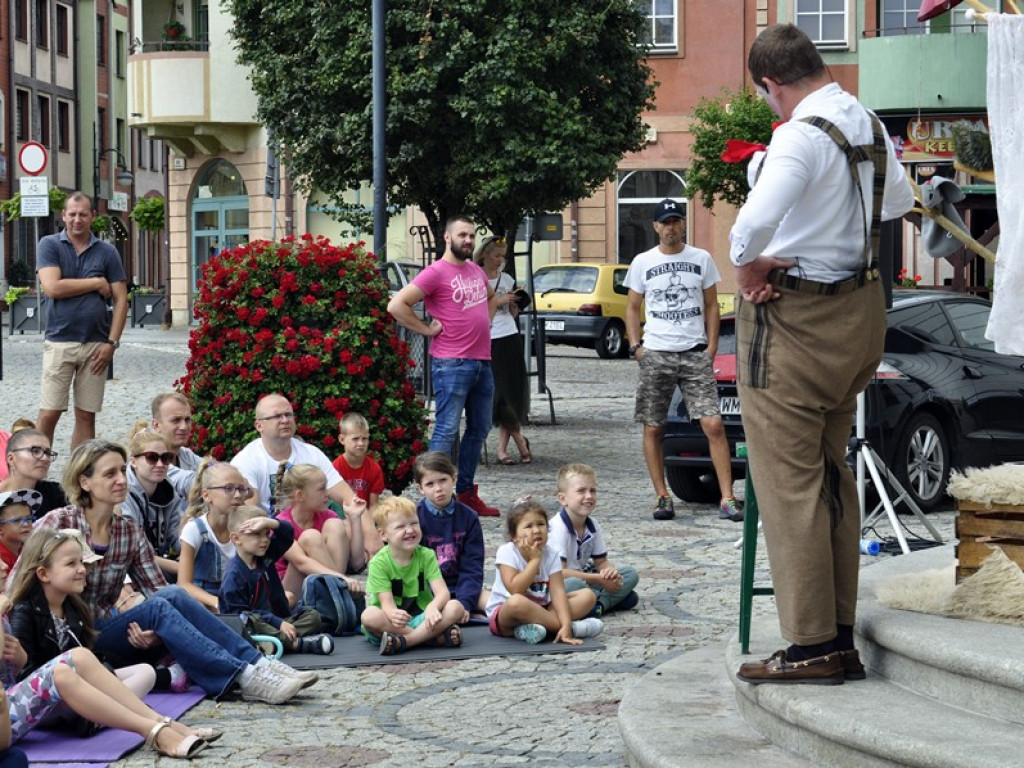 Kolejne przedstawienie pod ratuszem. O miłości zielonej wrony i robaczka