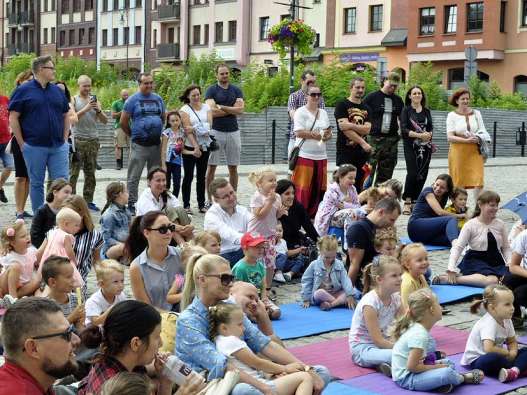 Kolejne przedstawienie pod ratuszem. O miłości zielonej wrony i robaczka
