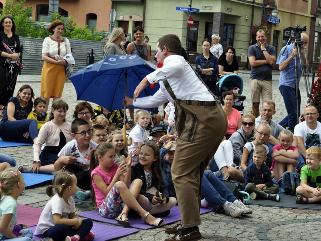 Kolejne przedstawienie pod ratuszem. O miłości zielonej wrony i robaczka