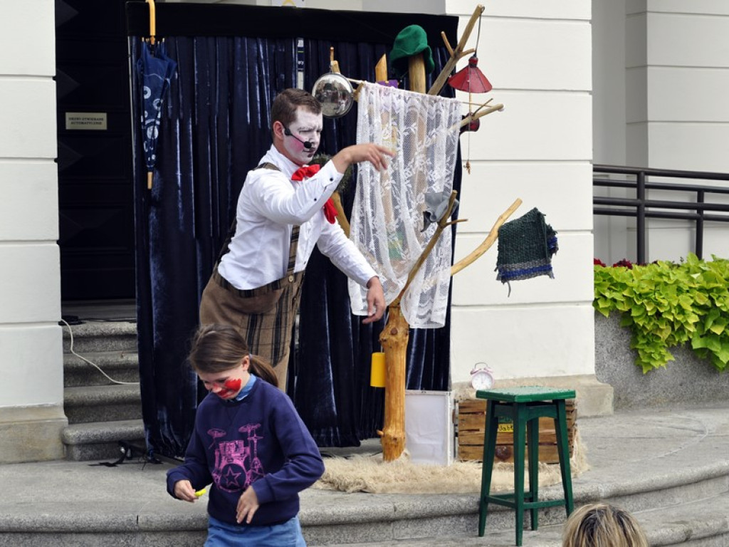 Kolejne przedstawienie pod ratuszem. O miłości zielonej wrony i robaczka