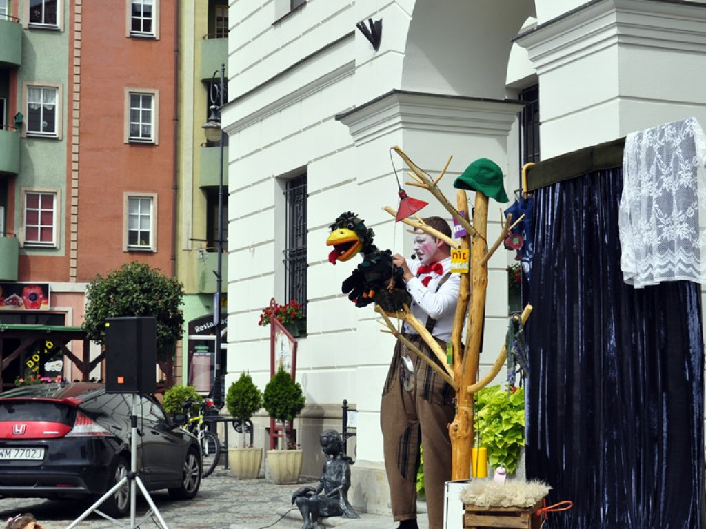 Kolejne przedstawienie pod ratuszem. O miłości zielonej wrony i robaczka