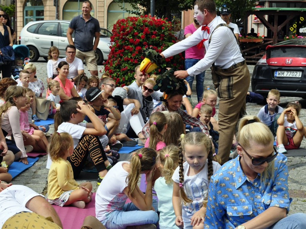 Kolejne przedstawienie pod ratuszem. O miłości zielonej wrony i robaczka