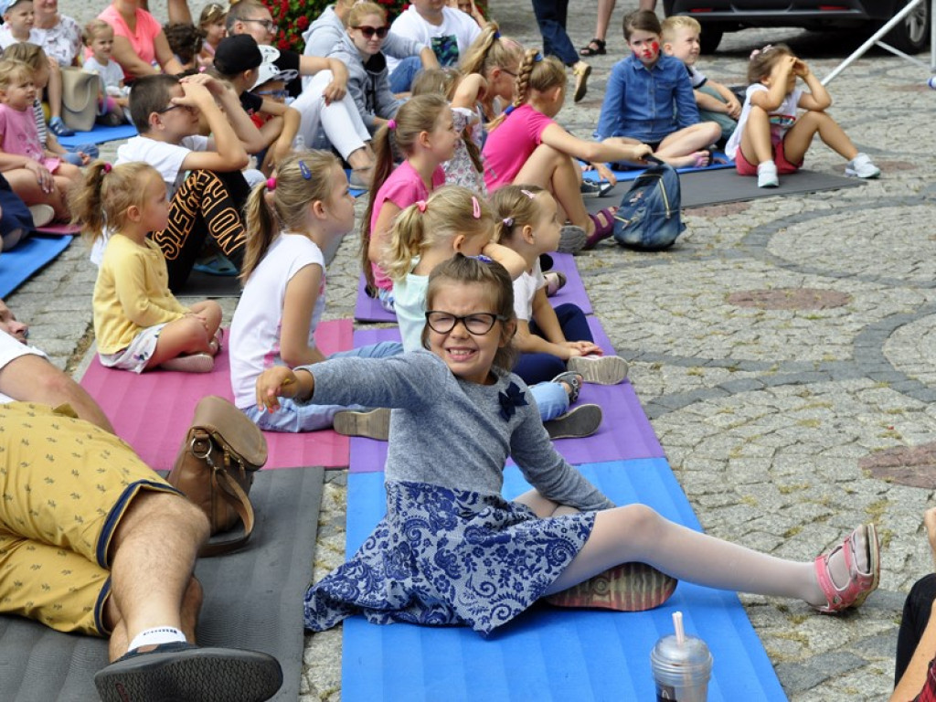 Kolejne przedstawienie pod ratuszem. O miłości zielonej wrony i robaczka