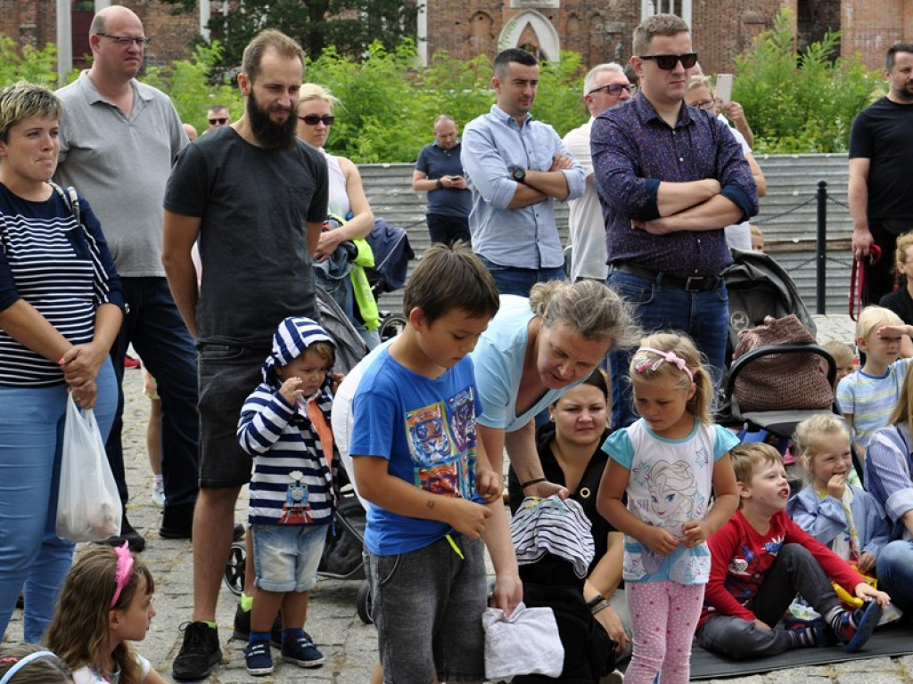 Kolejne przedstawienie pod ratuszem. O miłości zielonej wrony i robaczka