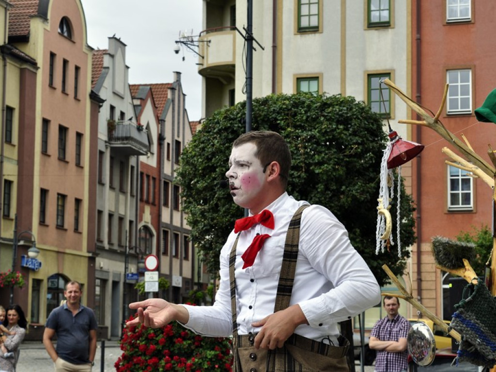 Kolejne przedstawienie pod ratuszem. O miłości zielonej wrony i robaczka