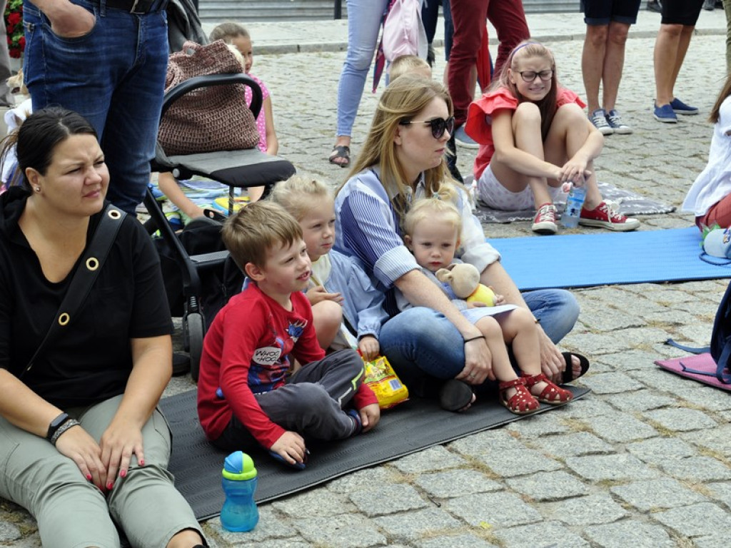 Kolejne przedstawienie pod ratuszem. O miłości zielonej wrony i robaczka