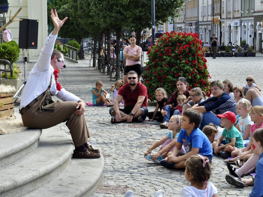 Kolejne przedstawienie pod ratuszem. O miłości zielonej wrony i robaczka