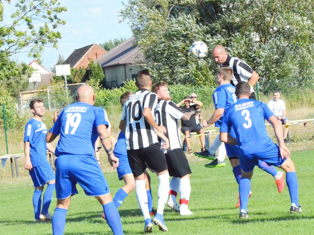 Gwardia Białołęka przegrała u siebie z Zametem Przemków jedną bramką. Na trybunach tłumy
