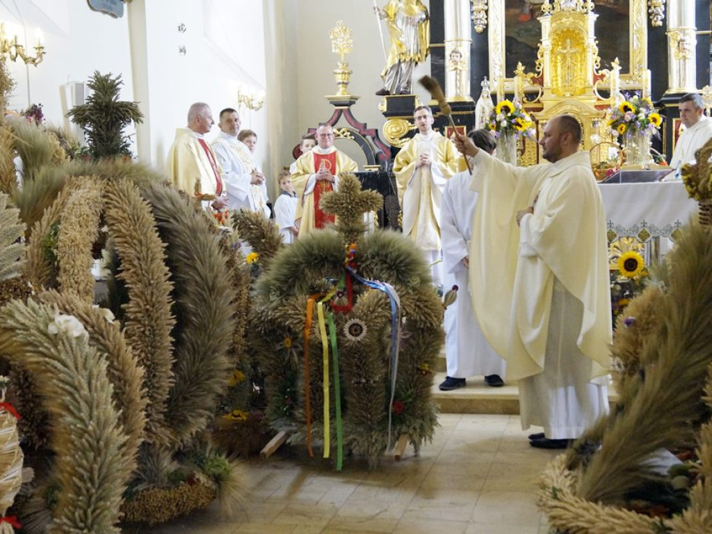 Świetna zabawa w Grębocicach! Za chwilę na scenie pojawi się gwiazda wieczoru