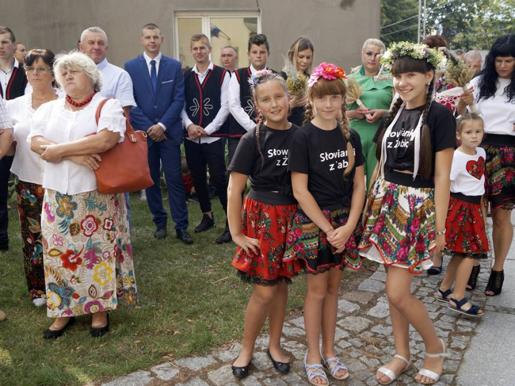 Świetna zabawa w Grębocicach! Za chwilę na scenie pojawi się gwiazda wieczoru