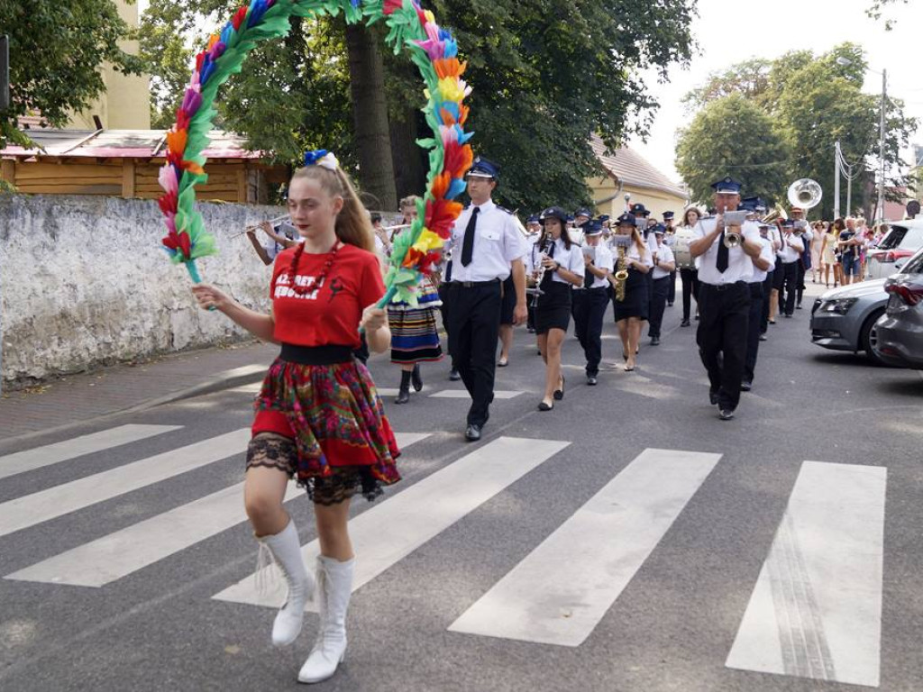 Świetna zabawa w Grębocicach! Za chwilę na scenie pojawi się gwiazda wieczoru