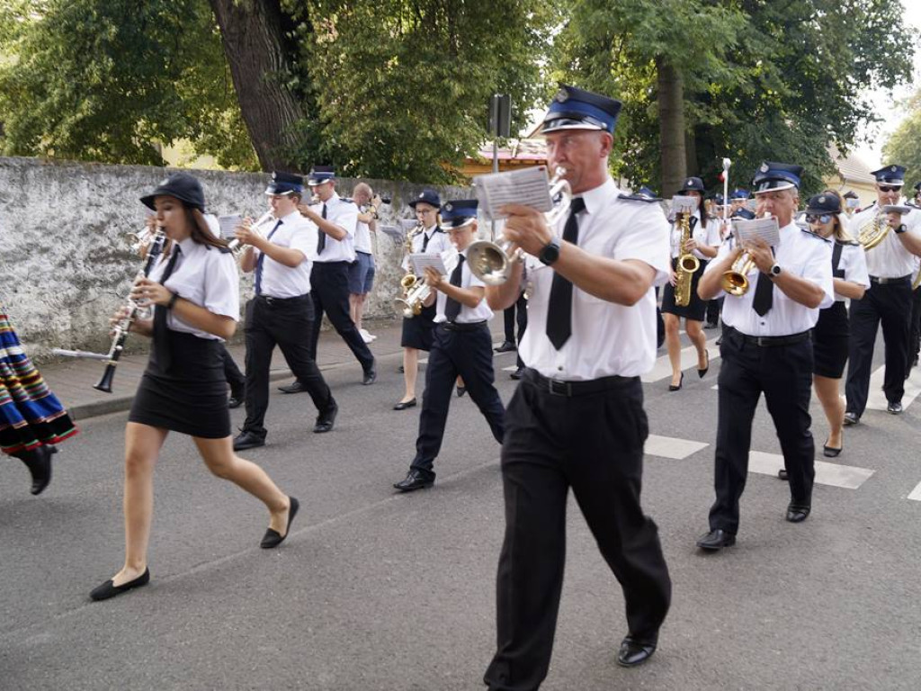 Świetna zabawa w Grębocicach! Za chwilę na scenie pojawi się gwiazda wieczoru