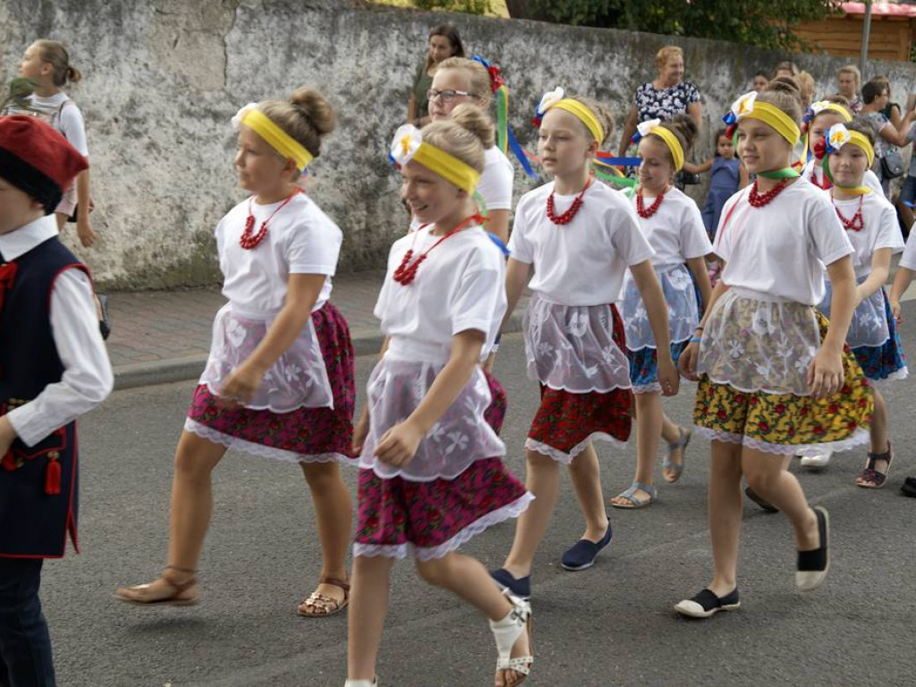 Świetna zabawa w Grębocicach! Za chwilę na scenie pojawi się gwiazda wieczoru