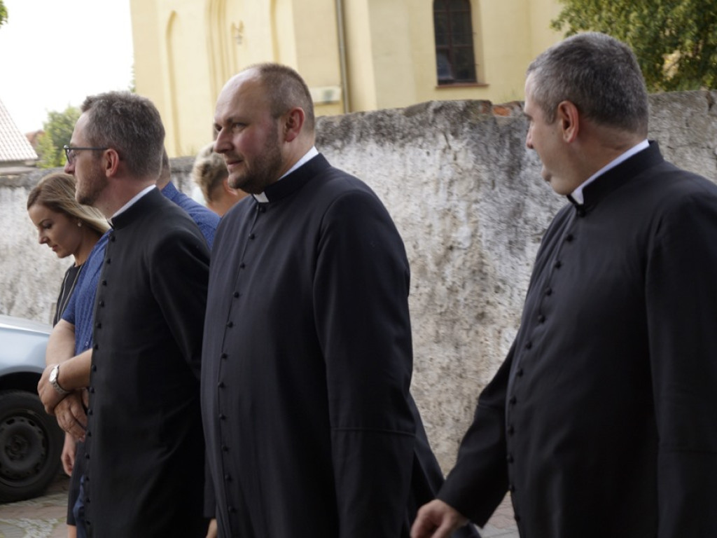 Świetna zabawa w Grębocicach! Za chwilę na scenie pojawi się gwiazda wieczoru