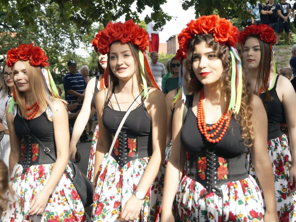 Świetna zabawa w Grębocicach! Za chwilę na scenie pojawi się gwiazda wieczoru