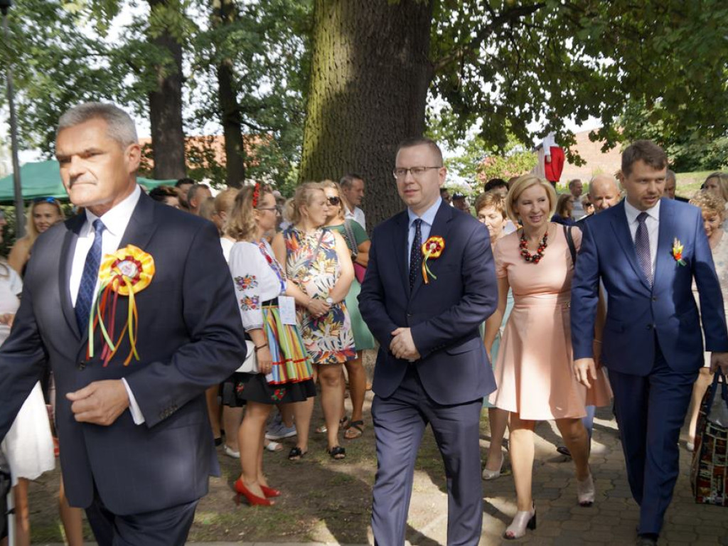 Świetna zabawa w Grębocicach! Za chwilę na scenie pojawi się gwiazda wieczoru
