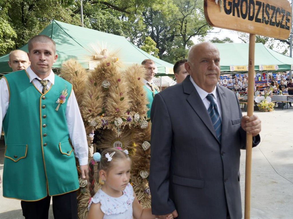 Świetna zabawa w Grębocicach! Za chwilę na scenie pojawi się gwiazda wieczoru
