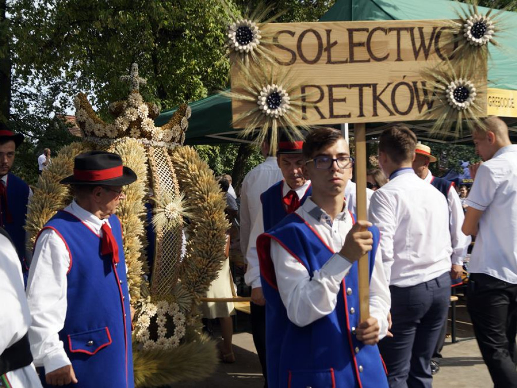 Świetna zabawa w Grębocicach! Za chwilę na scenie pojawi się gwiazda wieczoru