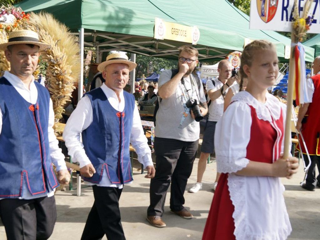 Świetna zabawa w Grębocicach! Za chwilę na scenie pojawi się gwiazda wieczoru