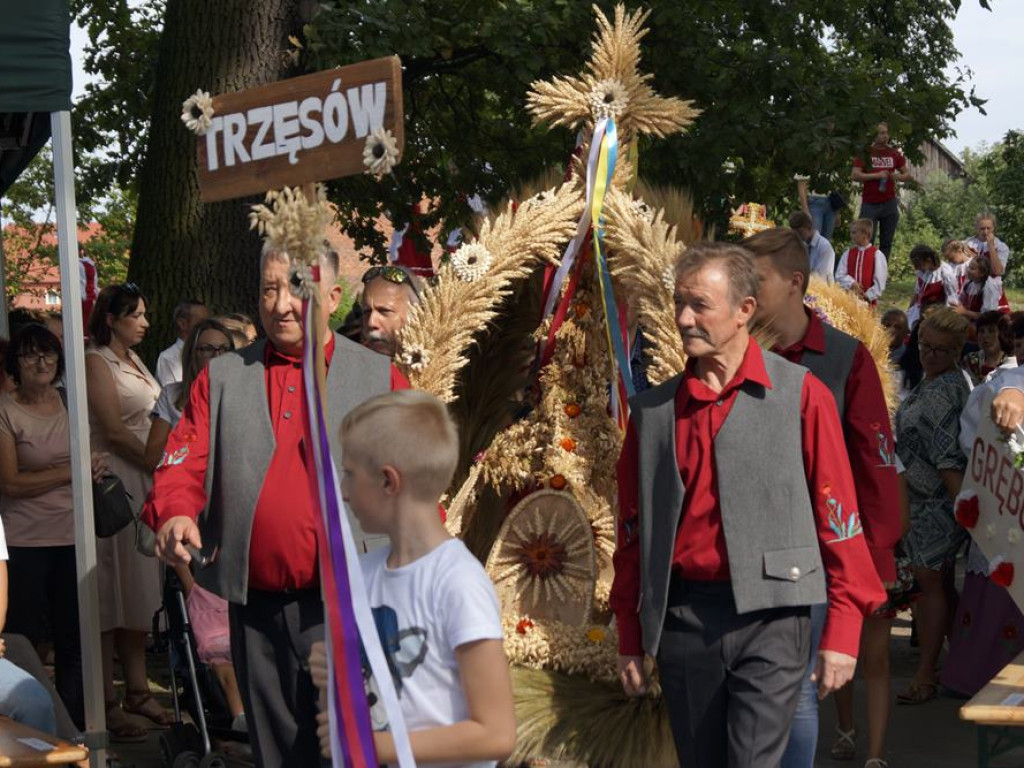 Świetna zabawa w Grębocicach! Za chwilę na scenie pojawi się gwiazda wieczoru