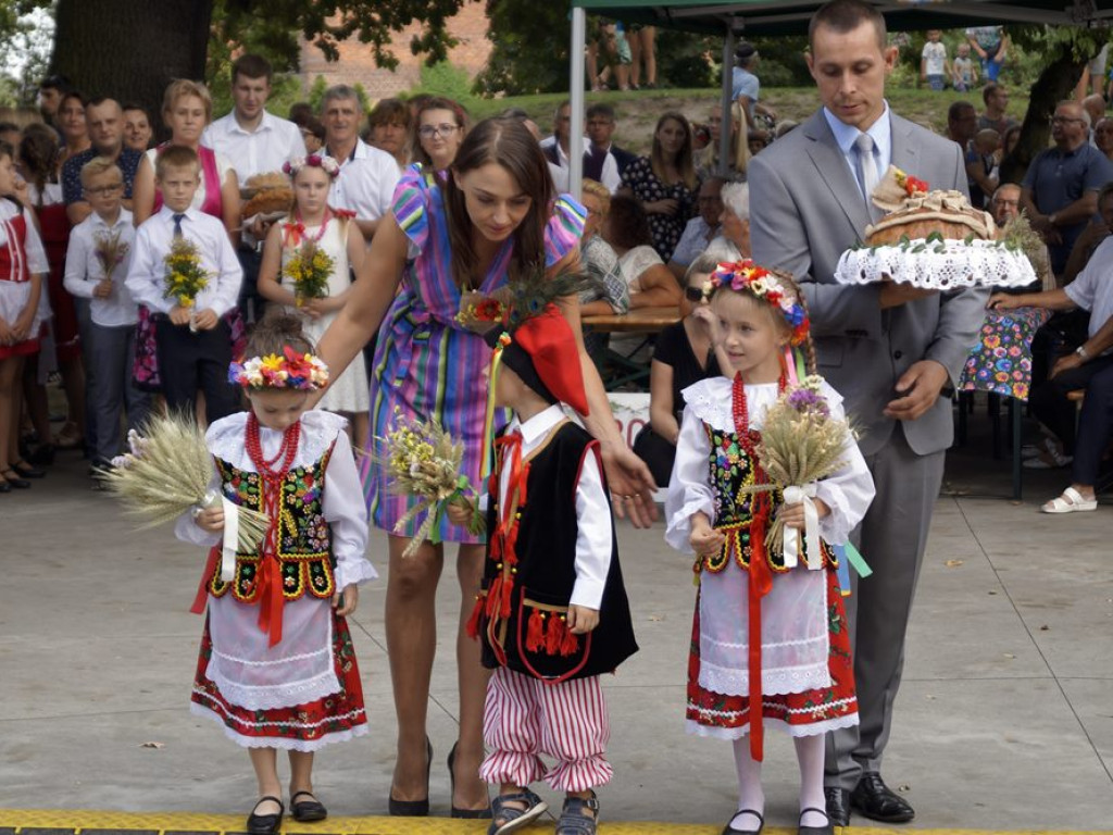 Świetna zabawa w Grębocicach! Za chwilę na scenie pojawi się gwiazda wieczoru