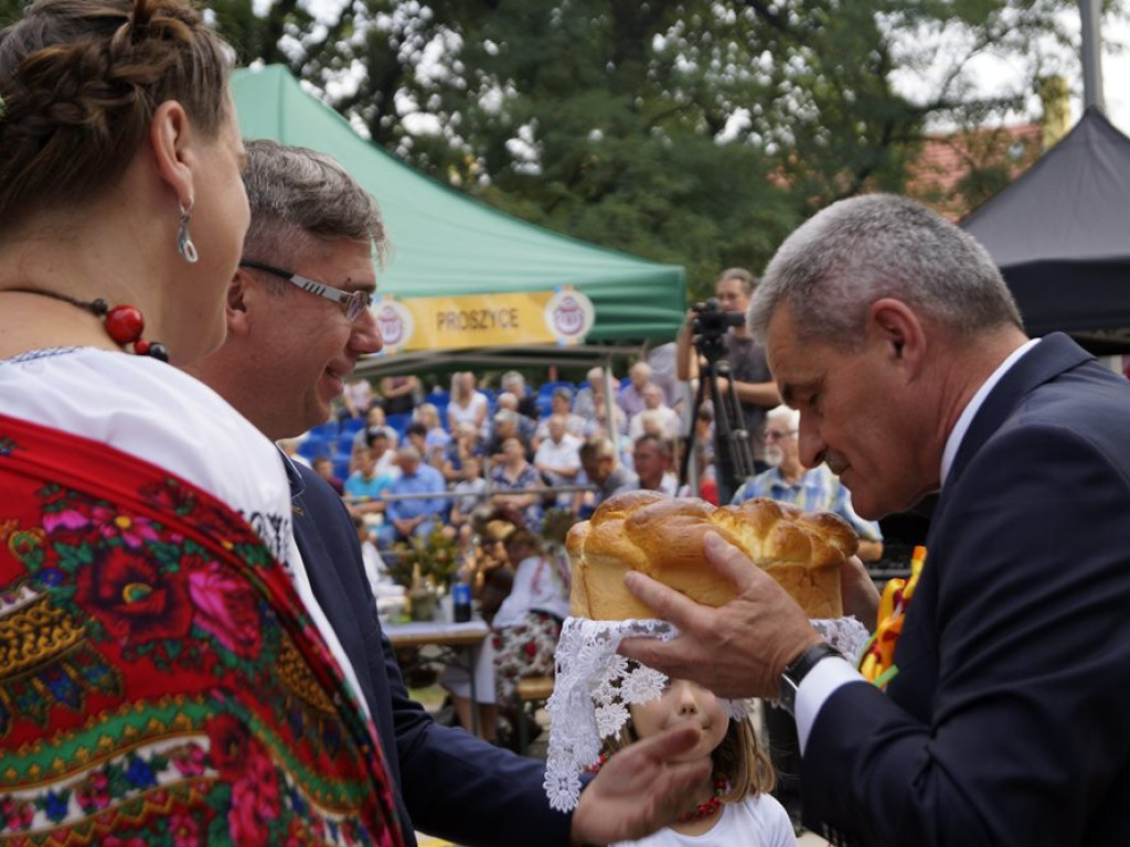 Świetna zabawa w Grębocicach! Za chwilę na scenie pojawi się gwiazda wieczoru