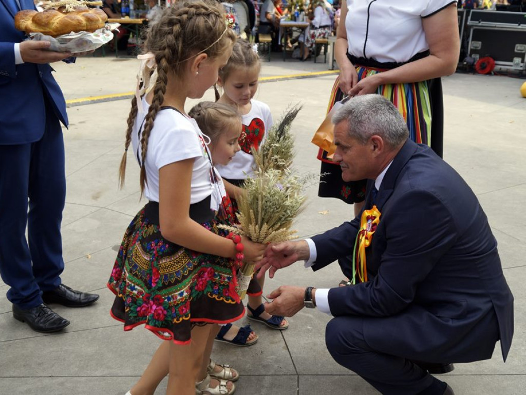 Świetna zabawa w Grębocicach! Za chwilę na scenie pojawi się gwiazda wieczoru