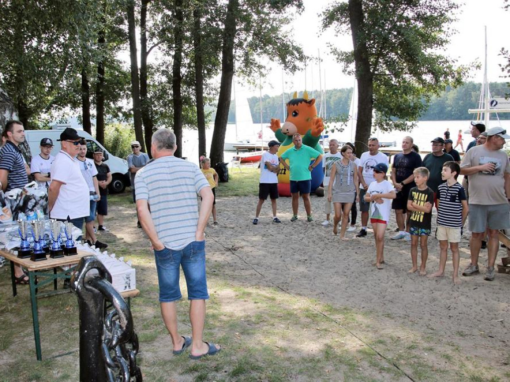 Kilkanaście załóg na starcie w Lubiatowie. A wśród nich najmłodsi żeglarze