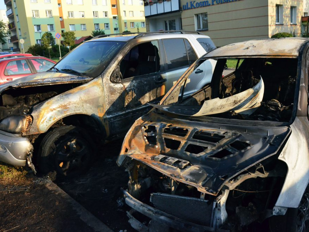 Pożar dwóch samochodów na parkingu przy ul. Kosmonautów Polskich