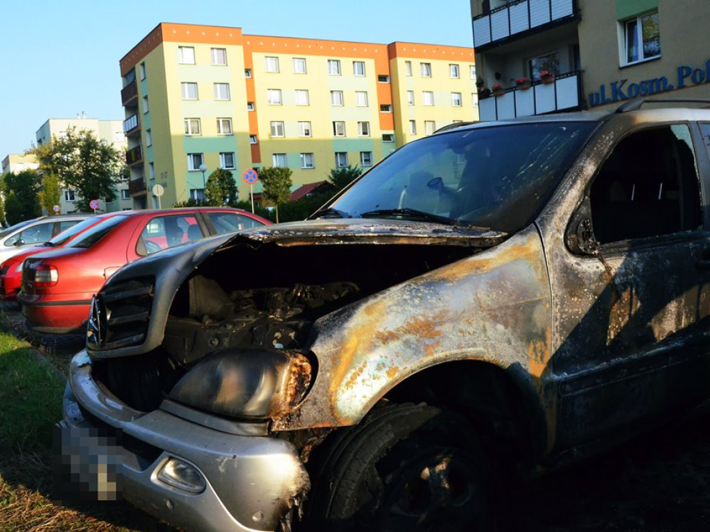 Pożar dwóch samochodów na parkingu przy ul. Kosmonautów Polskich