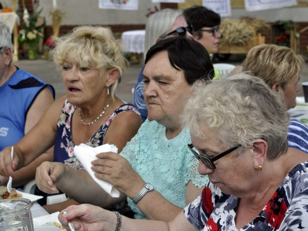 Seniorzy świętowali! Dzielili się chlebem i życzyli sobie wszystkiego co najlepsze
