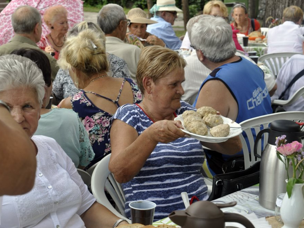 Seniorzy świętowali! Dzielili się chlebem i życzyli sobie wszystkiego co najlepsze