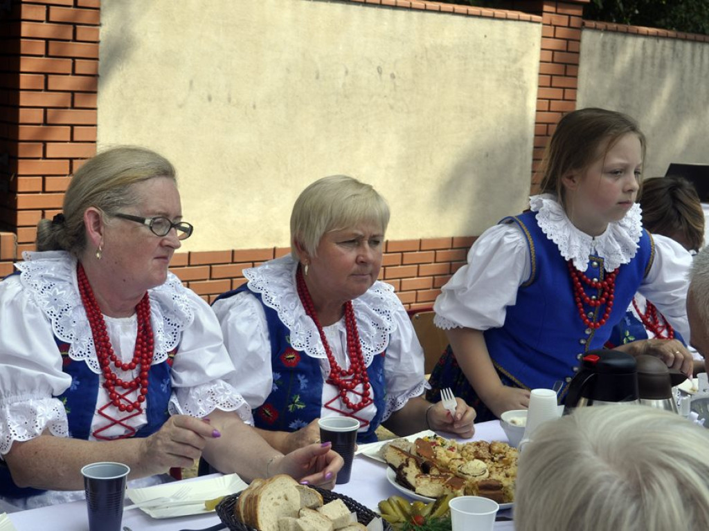 Seniorzy świętowali! Dzielili się chlebem i życzyli sobie wszystkiego co najlepsze