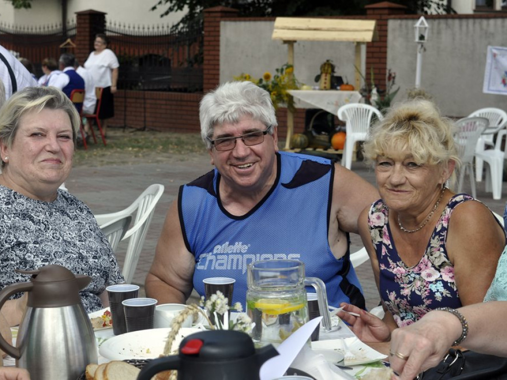 Seniorzy świętowali! Dzielili się chlebem i życzyli sobie wszystkiego co najlepsze