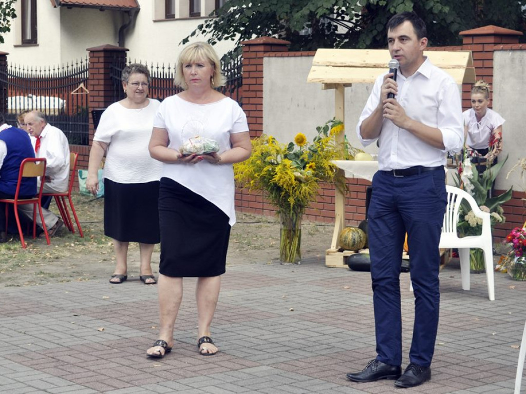 Seniorzy świętowali! Dzielili się chlebem i życzyli sobie wszystkiego co najlepsze