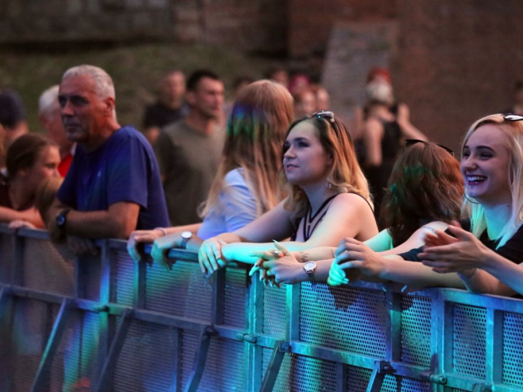 Oświadczył się swoje ukochanej na scenie! Tak zaczyna się noc rockowa