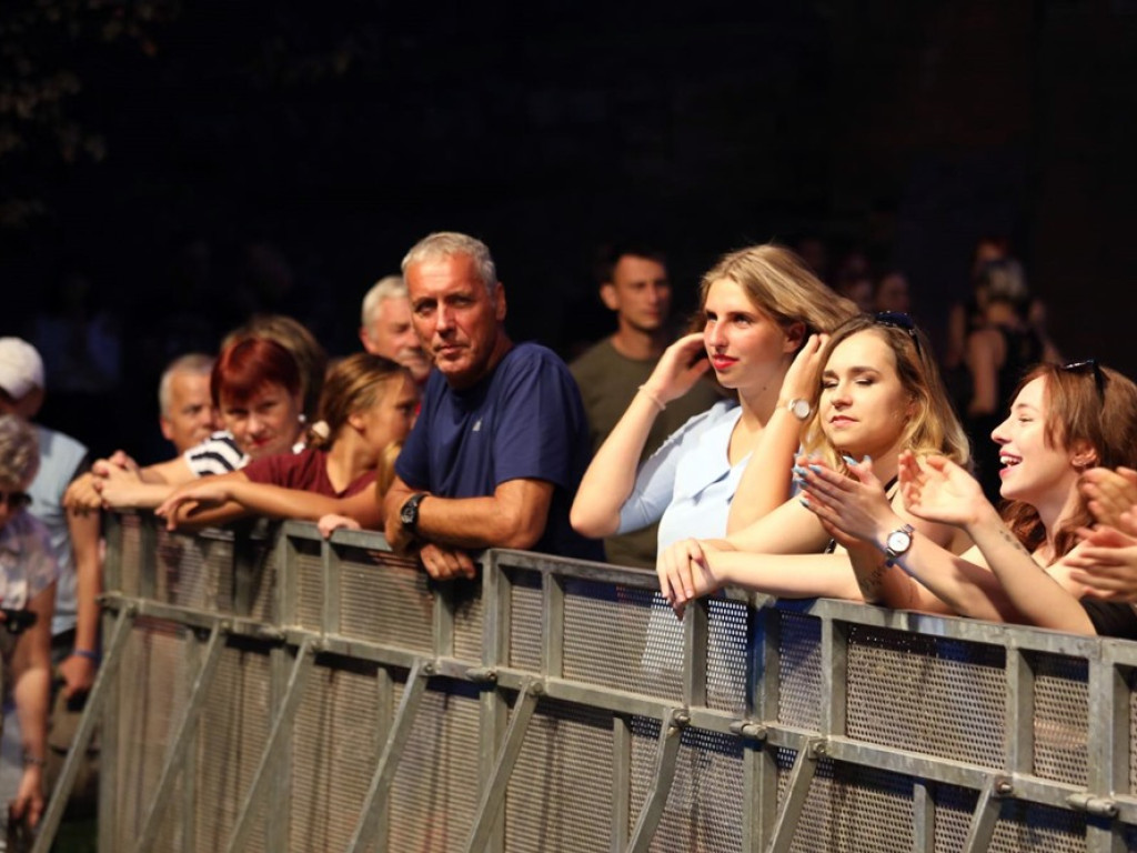 Oświadczył się swoje ukochanej na scenie! Tak zaczyna się noc rockowa