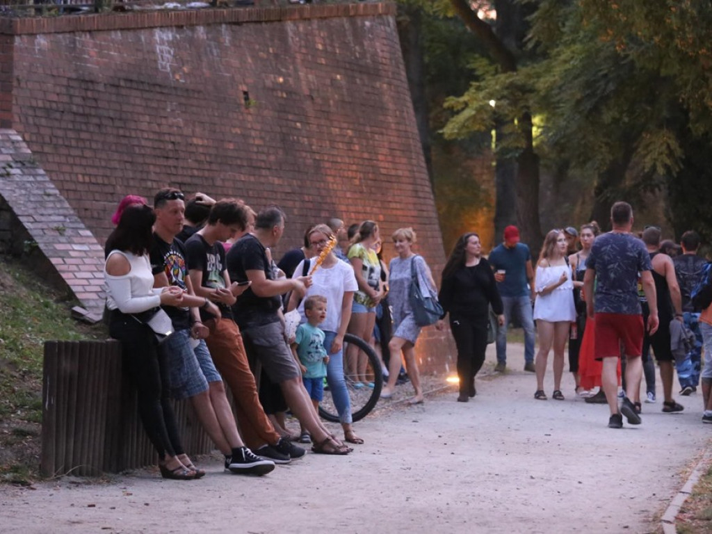 Oświadczył się swoje ukochanej na scenie! Tak zaczyna się noc rockowa