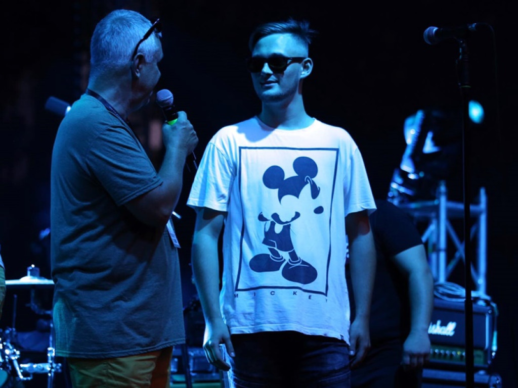 Oświadczył się swoje ukochanej na scenie! Tak zaczyna się noc rockowa
